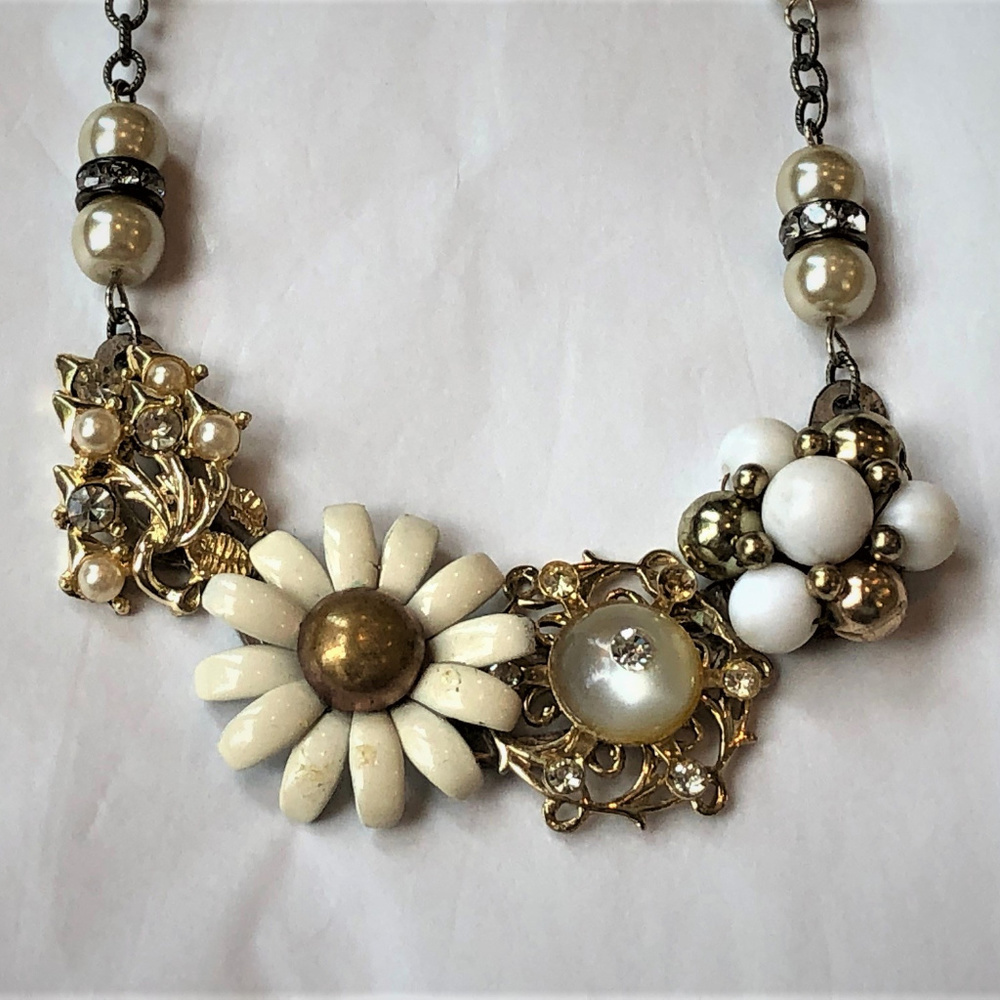 Bel monili vintage artist made flower necklace